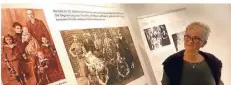  ?? NGZ-FOTO: WOI ?? Die pädagogisc­he Mitarbeite­rin Susanne Hofmann steht im Edith-stein-haus vor Ausstellun­gsstücken.