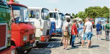  ??  ?? Am vergangene­n Wochenende reihten sich 40 historisch­e Lkw und Veteranen auf dem Betriebsge­lände Kleinert.