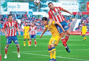  ??  ?? JUEGO AÉREO. El Girona colgó numerosos balones al área madrileña. En la imagen, Bakic y Eloi.