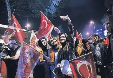  ?? FOTO: ACTION PRESS ?? Junge Türken feiern das Ergebnis der Volksabsti­mmung über das neue Präsidials­ystem in Istanbul.