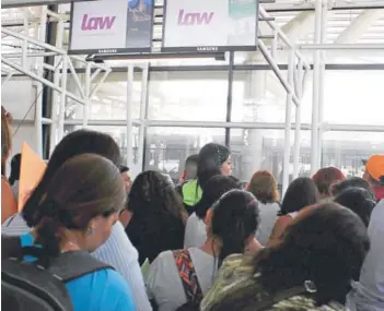  ??  ?? ► El martes hubo cientos de pasajeros esperando tomar vuelos de la aerolínea.