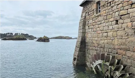  ?? | PHOTO : OUEST-FRANCE ?? Le moulin de Birlot, sur l’île de Bréhat, fait partie des rares moulins à marée encore présents dans les Côtes-d’Armor.