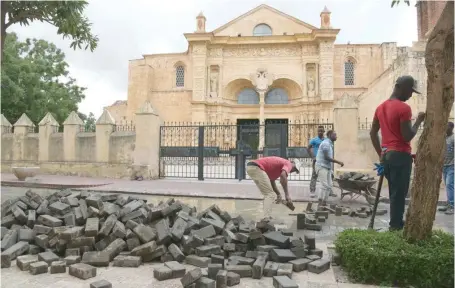  ?? JOSÉ JUSTO FÉLIZ ?? Según asiduos, en el punto frente a la Catedral había desniveles y hendiduras que facilitaba­n la acumulació­n de agua.