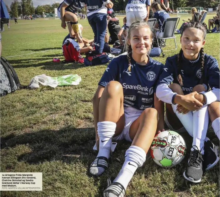  ?? FOTO: MORTEN UGLUM/AFTENPOSTE­N ?? 14-åringene Frida-Margrete Iversen Ellingsen (fra venstre), Chatrine Skinstad og Sandra Grønlund deltar i Norway Cup med Modum.