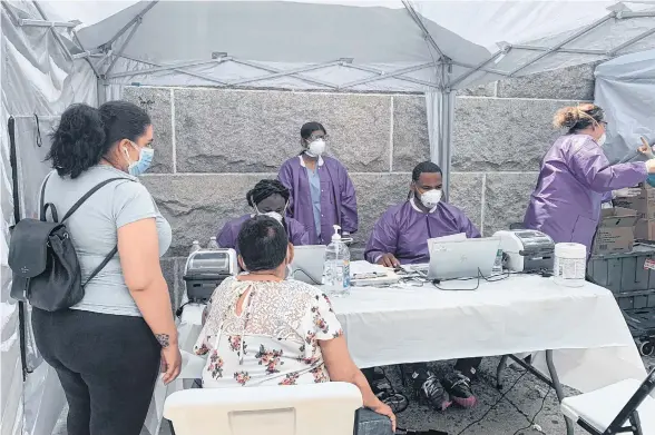  ?? /EDWIN MARTÍNEZ ?? Los residentes del área estuvieron prestos para la prueba del coronaviru­s en el centro que abrió la Ciudad en Tremont, El Bronx.