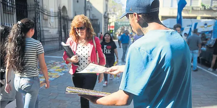  ?? (JOSÉ HERNÁNDEZ) ?? En la peatonal. Una de las zonas de la ciudad de Córdoba donde el trabajo de niños, niñas y adolescent­es se ve con mayor claridad.