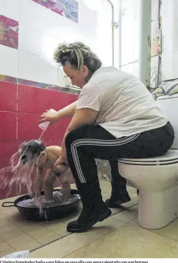  ??  ?? Cristina Fernández baña a sus hijos en una olla con agua calentada con gas butano.