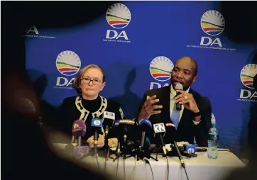  ?? PICTURE: NHLANHLA PHILLIPS ?? MAKING UP AT A COST: Premier of Cape Town Helen Zille and leader of the DA Mmusi Maimane.