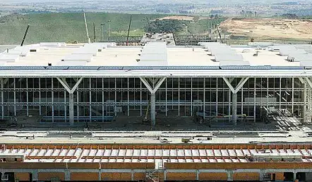  ??  ?? Obras em Viracopos, em Campinas ( SP), em imagem de maio; atrasado, novo terminal deve ficar pronto em dezembro