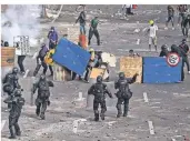  ?? FOTO: GONZALEZ/AP ?? Demonstran­ten stoßen im kolumbiani­schen Cali mit der Polizei zusammen.