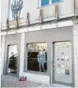  ?? Foto: Gerlinde Drexler ?? Die Zeit des Stillstand­s nutzt Robert Burkhard, um sein Geschäft am Stadtplatz umzubauen. Auch die Außenansic­ht wird verändert.