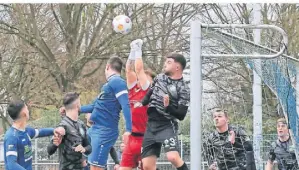  ?? FOTO: NIPKO ?? Uevekovens Keeper Patrick Wiesen bleibt nicht nur hier Sieger, sondern hält zur Krönung auch noch einen Elfmeter von Marcel Nickels.