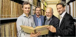  ?? BILD: SN/UNI SALZBURG/A.KOLARIK ?? Elias Knapp, Archivdire­ktor Peter Kramml, Reinhold Reith und Andreas Zechner haben in die Rechnungsb­ücher geschaut (v. l.).