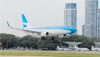  ??  ?? Aterrizaje. Aerolíneas reduciría sus pérdidas y espera estar en equilibrio en 2019.