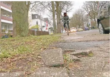  ?? ARCHIVFOTO: LS ?? Radfahrer kennen das Problem: Bereits seit Jahren sind viele Radwege in Krefeld - wie hier an der Uerdinger Straße - in einem katastroph­alen Zustand.