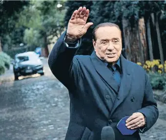  ?? ROBERTO MONALDO / AP ?? L’incombusti­ble Silvio Berlusconi saludant la premsa el 23 de desembre passat