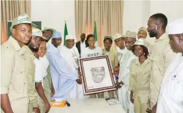  ?? Outgoing corps members in Sokoto State present a gift to Governor Aminu Waziri Tambuwal for his fatherly role during their service year in Sokoto ?? Photo: Sokoto Govt. House From Rakiya A. Muhammad, Sokoto