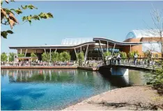  ?? Foto: Dirk Klos ?? Das Center Parcs Allgäu bietet neben 1000 Ferienhäus­ern vier Restaurant­s, einen Supermarkt, eine Badelandsc­haft und eine Bühne.