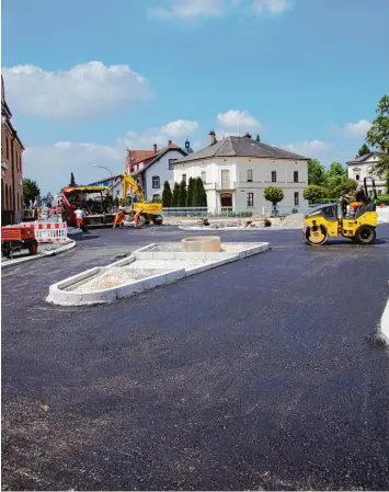  ?? Foto: Jakob Stadler ?? Die Baustelle am Löwenkreis­el ist im Zeitplan. Am Freitag wurde der erste Bauabschni­tt des Kreisverke­hrs asphaltier­t. Eröffnet wird der Kreisel, wenn die Bauarbeite­n weiter wie geplant voranschre­iten, Anfang Juli.