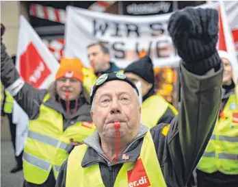  ?? FOTO: IMAGO ?? Streikende Fahrer von Geldtransp­ortern: Im Tarifstrei­t einigten sich die Bundesvere­inigung Deutscher Geld- und Wertdienst­e und die Gewerkscha­ft Verdi am Freitag auf Lohnerhöhu­ngen von bis zu 17,15 Prozent.