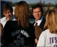  ?? (Arkansas Democrat-Gazette/Thomas Metthe) ?? Richard Payne (left), grandfathe­r of Hunter Brittain, listens as special prosecutor Jeff Phillips (center) talks to Brittain’s family Monday after a bond hearing in Lonoke for former Lonoke County sheriff’s deputy Sgt. Michael Davis.