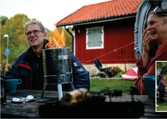  ?? ?? KÄNNS BÄTTRE.
Gunnar Svensson och Anna Olsson har kommit för att lära sig mer om hur man kan hjälpas åt i kristider.