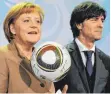 ?? FOTO: DPA/JENSEN ?? Glückliche Fügung: Angela Merkels Vertrag endet im Herbst – just, wenn Joachim Löw als Bundestrai­ner zurücktrit­t.
