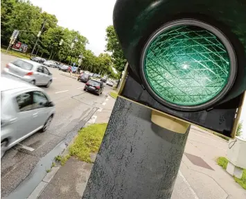  ?? Foto: Silvio Wyszengrad ?? In der Haunstette­r Straße sollen computerge­steuerte „intelligen­te“Ampeln installier­t werden. Ein System in allen Hauptstraß­en der Stadt wäre ein Beispiel für „Smart City“.