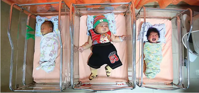  ?? BOY SLAMET/JAWA POS ?? BONGSOR: Giorby Dwi Reyasa terlihat paling besar di antara bayi yang menghuni ruang bayi RSUD Sidoarjo. Dia lahir pada 10 Januari lalu. Setelah kondisinya stabil, dia diizinkan pulang kemarin.
