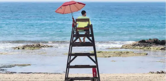  ?? Foto: Ángel García ?? Zusätzlich zu den Rettungssc­hwimmern haben nun auch Corona-Strandwäch­ter den Überblick über Calps Strände.