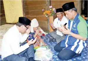  ??  ?? DI Kampung Melapi, Saimin memimpin doa bagi memberikan kesihatan dan kesejahter­aan kepada Marsia Manggang yang dipercayai berusia lebih 100 tahun di kediamanny­a.