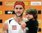  ??  ?? Wertvollst­er Spieler: Dane Watts mit seinem Sohn