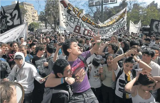  ?? Foto: emiliano lasalvia ?? Los estudiante­s que se manifestar­on ayer reclamaron soluciones a las autoridade­s nacionales y de la ciudad