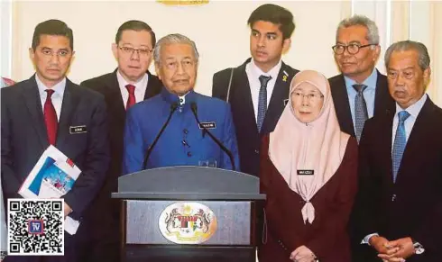  ??  ?? DR Mahathir pada sidang media selepas mempengeru­sikan Mesyuarat Khas Jemaah Menteri Mengenai Wawasan Kemakmuran Bersama 2021-2030 di Bangunan Perdana Putra, Putrajaya, semalam.