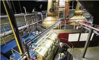  ??  ?? Zwischen kupfernen Brennblase­n in der Destilleri­e Strathisla: Die Whiskyprod­uktion ist eine Wissenscha­ft für sich.
Foto: Bernd F. Meier