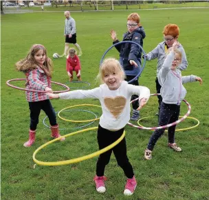  ?? 080416over­toun_07 ?? Hula Children had fun with hula hoops on Friday