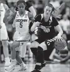  ?? SEAN D. ELLIOT/THE DAY ?? UConn’s Crystal Dangerfiel­d pressures Oregon’s Sabrina Ionescu during Monday night’s game in NCAA Bridgeport Regional final.