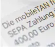  ?? FOTO: DPA ?? Der Streit um die Gebühr für die SMS-TAN geht weiter.