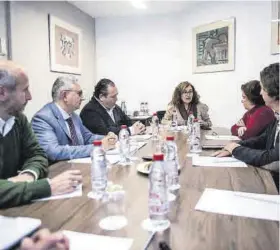  ?? EL PERIÓDICO / CARLOS GIL ?? Reunión del jurado de los Premios Turismo, el pasado martes.