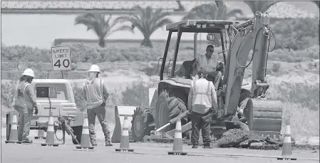  ?? Buy these photos at YumaSun.com PHOTOS BY RANDY HOEFT/YUMA SUN ?? A CREW WORKS MONDAY AFTERNOON AT REPAIRING A SEWER LINE BREAK along East 40th Street between South Mesa Drive and South Tucson Drive.