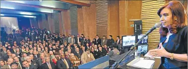  ?? CEDOC PERFIL ?? CFK Y EJECUTIVOS. El día que la ex presidenta adjudicó las represas Kirchner-Cepernic en Santa Cruz.
