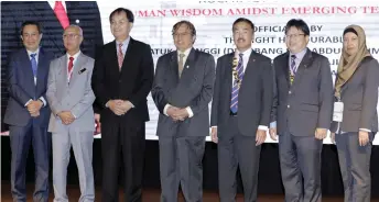  ?? — Photo by Chimon Upon ?? Abang Johari (centre) in a group photo with (from left) Public Works Department Sarawak director Datu Zuraimi Sabki, Aziz, Baru, Leung, Kwan and Wan Ainon.