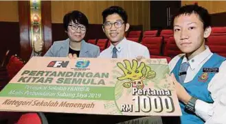  ??  ?? (From left) SMK USJ 12 teacher Tay Say Cheow with students Lim Wei Xu (centre) and Jeremy Loh (right) showing their mock cheque after the prize-giving ceremany.