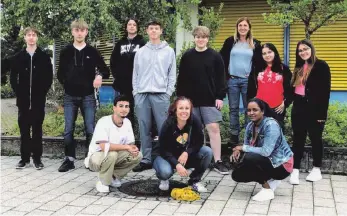  ?? FOTO: PM ?? Die Jugendlich­en haben den Unterricht zunächst über ihr Handy verfolgt, gespendete Laptops erleichter­ten später das Lernen.