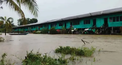  ?? ?? RUMAH panjang Malo yang terletak di Nanga Penyarai terkepung air sehingga terputus hubungan.