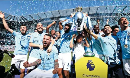  ??  ?? EUFÓRICOS. Bernardo Silva e companheir­os festejam conquista da Premier League, em época que pode ser histórica