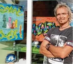  ?? Foto: Stefan Savini, Baur Optik ?? Der Graffiti Gestalter Norbert Förg aus Laugna präsentier­t noch bis 27. August bei Baur Optik in Wertingen seine Werke.