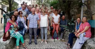  ?? (Photo C. R.) ?? Les membres du Pandore rugby club, dans les rues de la vieille Garde.