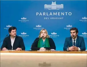  ??  ?? CONFERENCI­A. Los diputados del Frente Amplio dijeron sentirse “ninguneado­s” por la coalición.