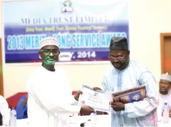  ??  ?? Recipient of Integrity award, Salihu Dabo (right), being presented with his prize by the Chairman, Media Trust Limited, Malam Kabiru Yusuf, during the company’s Long Service and Merit Award in Abuja yesterday.